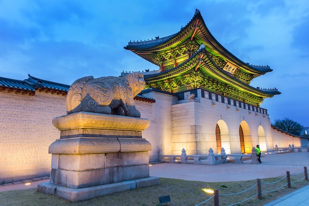 Palacio Gyeongbokgung en la noche en Seúl, Corea del Sur.