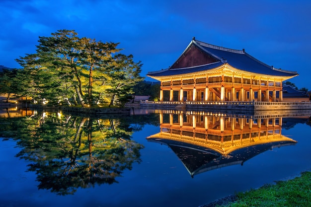 Palacio Gyeongbokgung en la noche en Seúl, Corea.