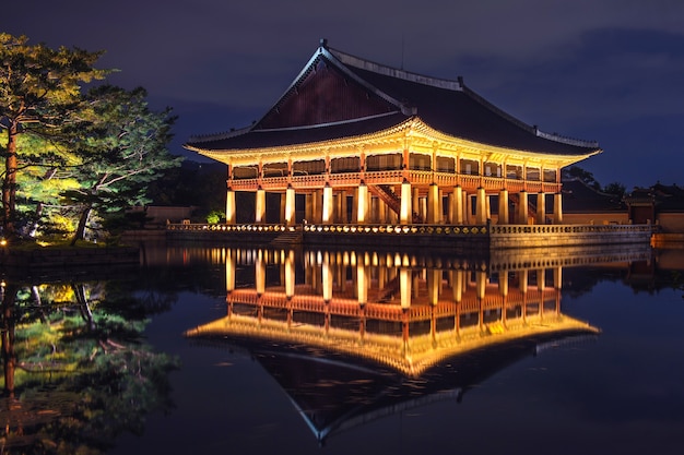 Foto gratuita palacio gyeongbokgung en la noche en seúl, corea.