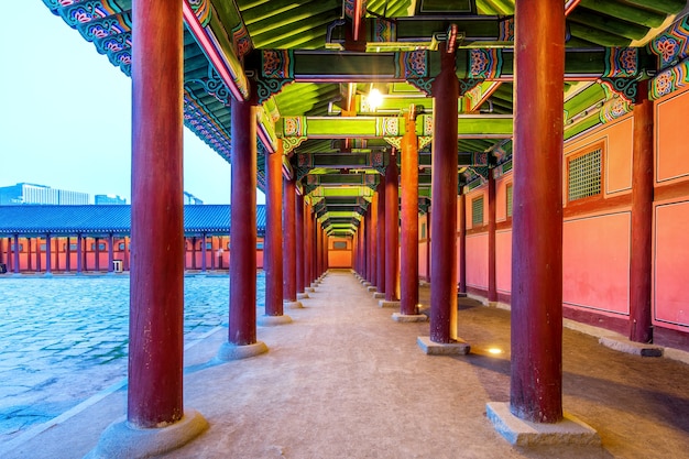 Palacio Gyeongbokgung en la noche en Seúl, Corea.