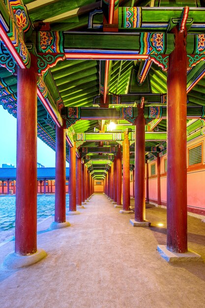 Palacio Gyeongbokgung en la noche en Seúl, Corea.