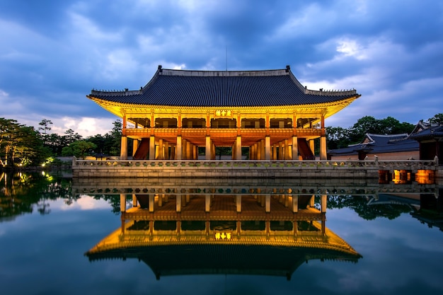 Palacio Gyeongbokgung por la noche en Seúl, Corea