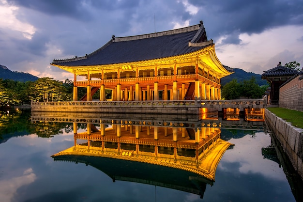 Foto gratuita palacio gyeongbokgung por la noche en seúl, corea