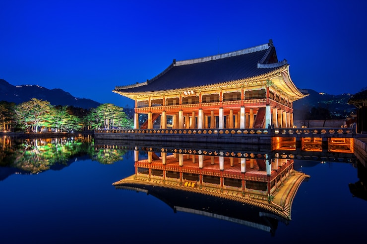 Foto gratuito palacio gyeongbokgung por la noche en seúl, corea