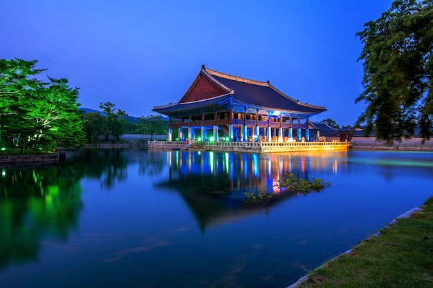 Palacio Gyeongbokgung y Vía Láctea por la noche en Seúl, Corea