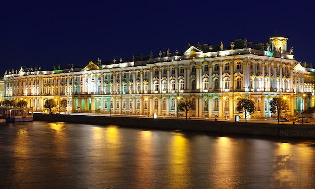 Foto gratuita palacio de invierno en la noche