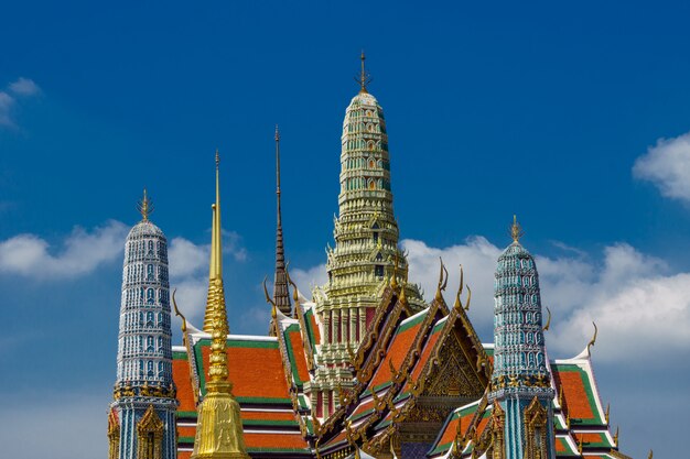 El palacio magnífico al aire libre ve en Bangkok, Tailandia.