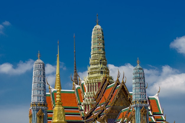 El palacio magnífico al aire libre ve en Bangkok, Tailandia.