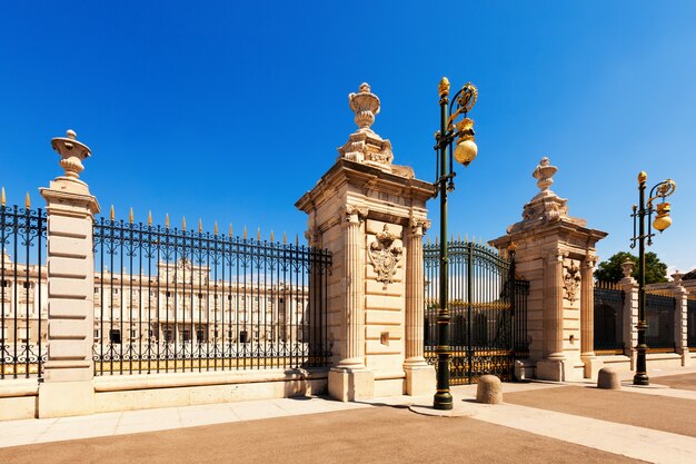 Palacio Real en día soleado. Madrid