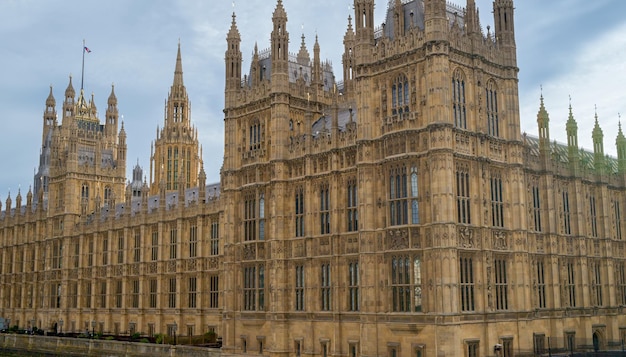 Foto gratuita palacio de westminster en londres reino unido vista desde el puente de westminster