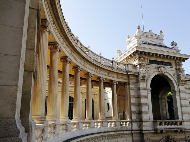 Palais Longchamp bajo un cielo azul y la luz del sol en Marsella en Francia