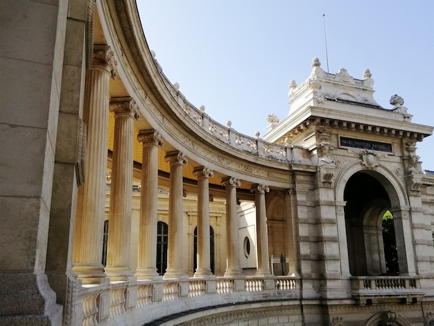 Palais Longchamp bajo un cielo azul y la luz del sol en Marsella en Francia