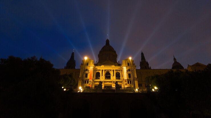 Foto gratuito el palau nacional de barcelona por la noche, luces nocturnas, españa