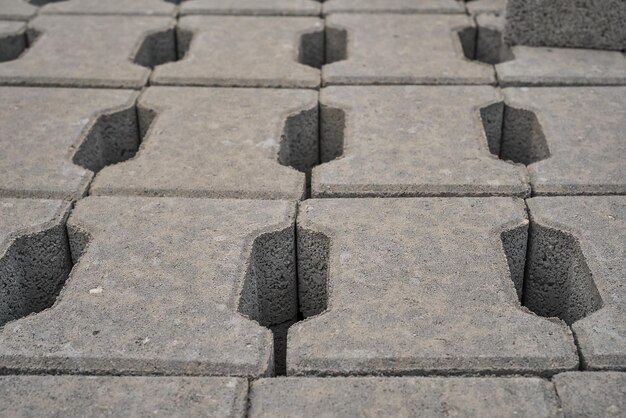 Palet con losas de pavimento gris closeup enfoque selectivo reparación de caminos y senderos para caminar