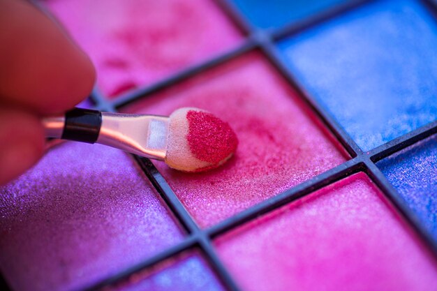 Paleta de colores para maquillaje con cepillo de mano