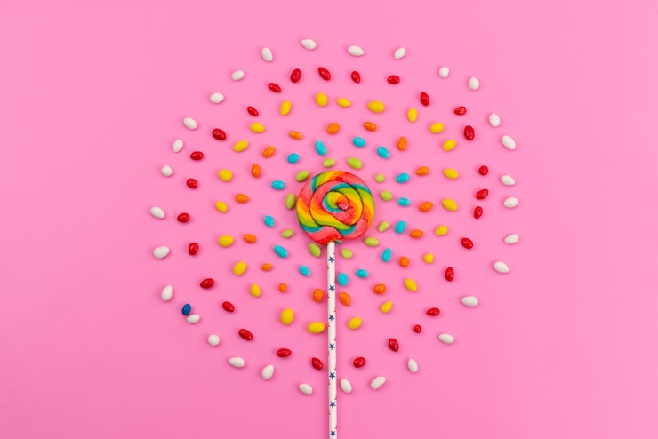 Foto gratuito una paleta de colores de vista superior con caramelos de colores en rosa, arco iris de azúcar de color caramelo