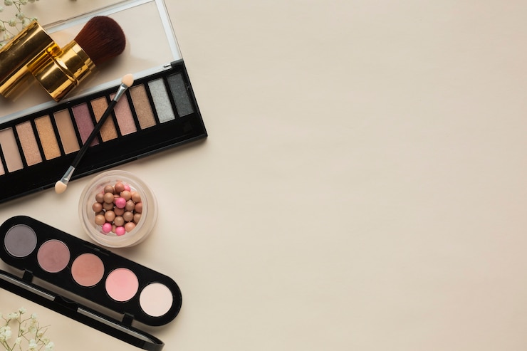 Foto gratuito paleta de maquillaje y rubor de vista superior