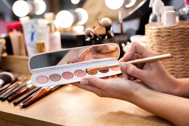 Foto gratuito paleta de sombras de ojos con juego de pinceles