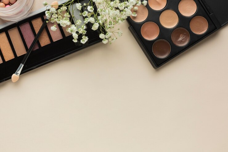 Foto gratuito paletas de maquillaje en la mesa con pincel