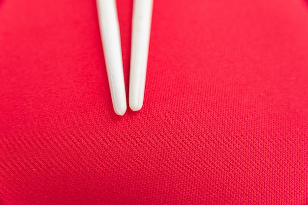 Palillos blancos sobre la mesa roja