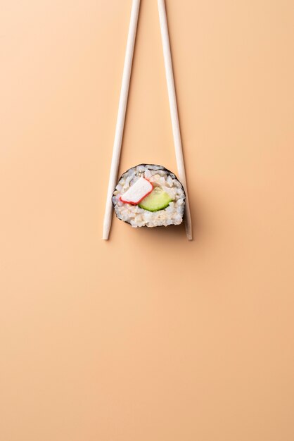 Palillos planos con sushi