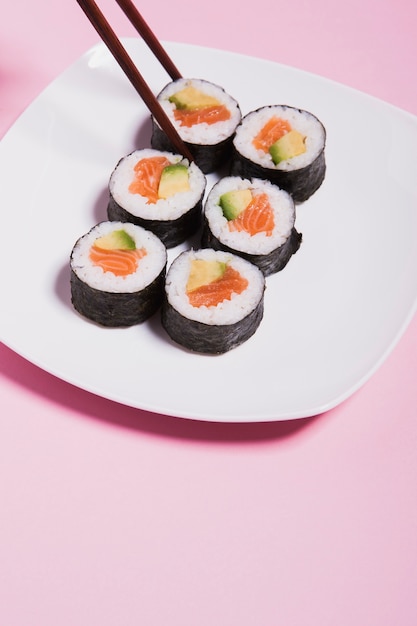 Foto gratuita palillos recogiendo sushi