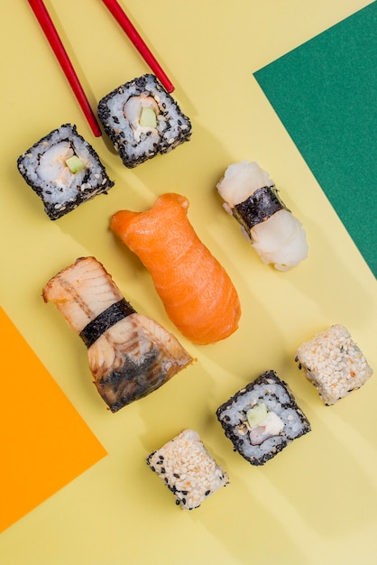 Foto gratuita palillos para rollos de sushi