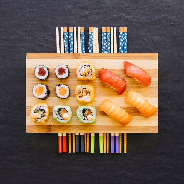 Palillos bajo sushi