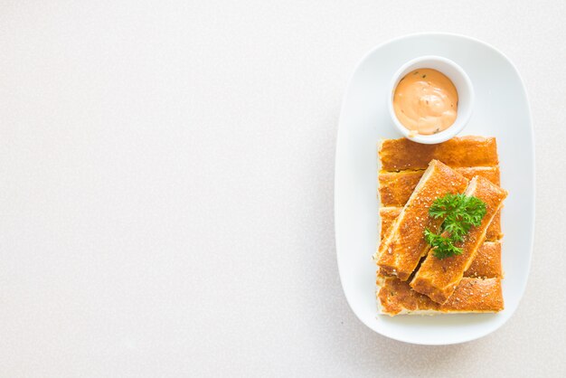 Palito de pan con salsa