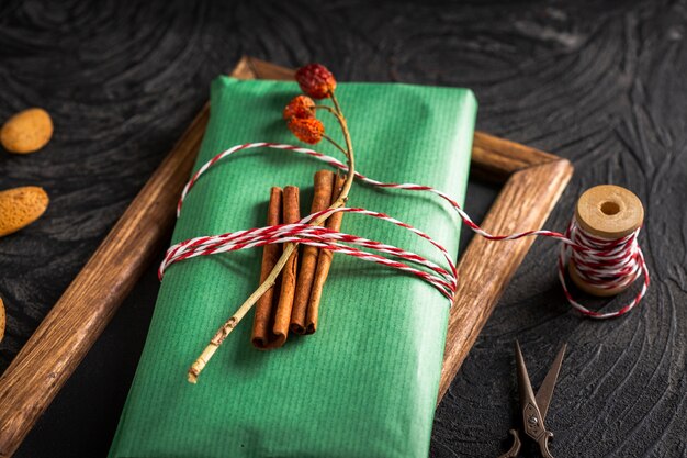 Palitos de canela de alto ángulo en papel de regalo