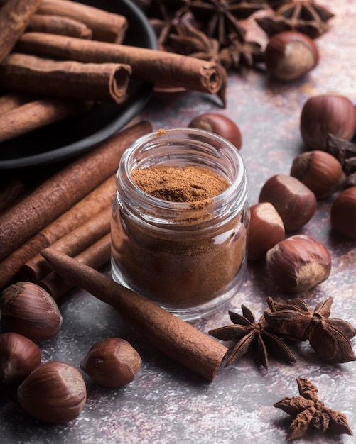 Palitos de canela de alto ángulo y polvo