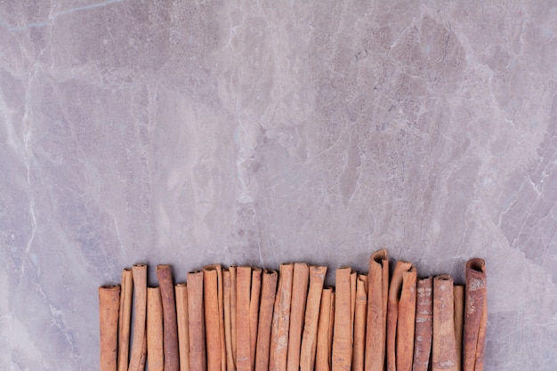 Foto gratuita palitos de canela en un caldo en gris.