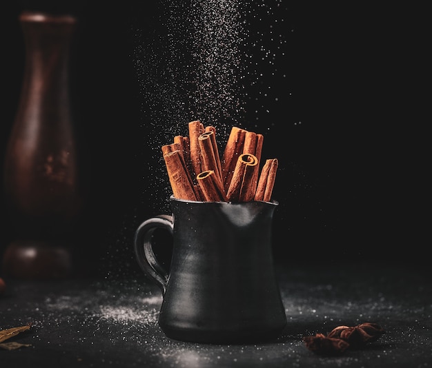 Palitos de canela en copa negra