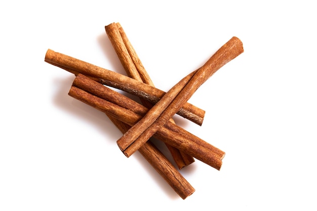 Palitos de canela fragantes aislados sobre fondo blanco. Vista superior. Naturaleza muerta. Copie el espacio. endecha plana