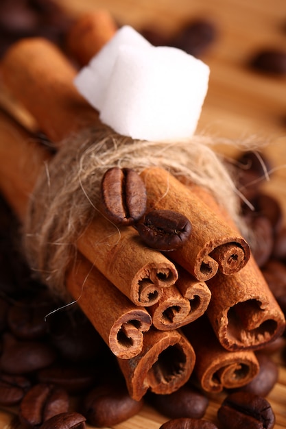 Palitos de canela y granos de café.