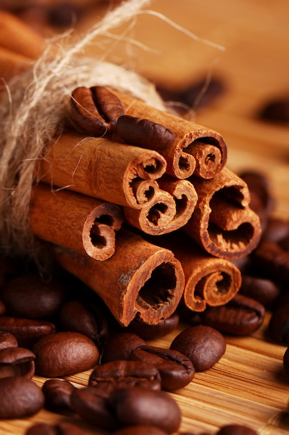 Foto gratuita palitos de canela y granos de café.