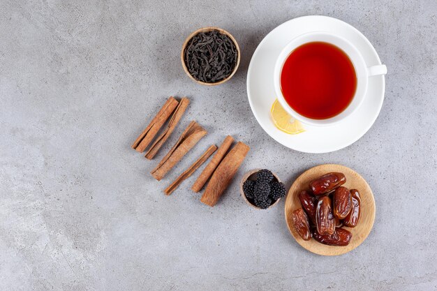 Palitos de canela con infusión y mora.