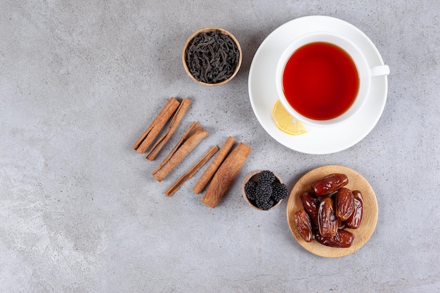 Palitos de canela con infusión y mora.