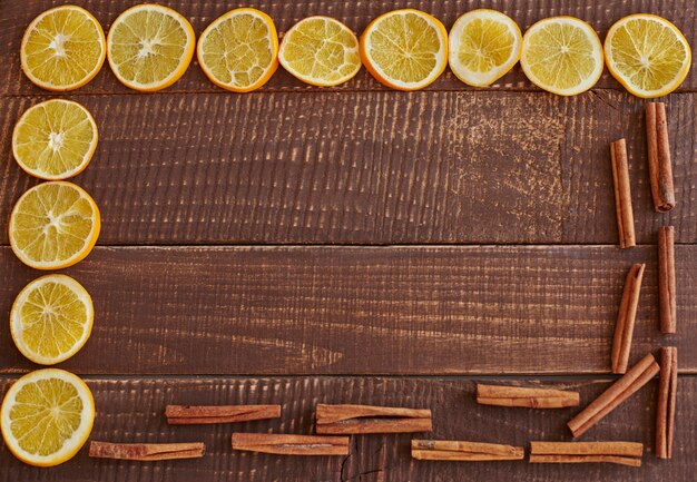 Palitos de canela con rodajas de limón