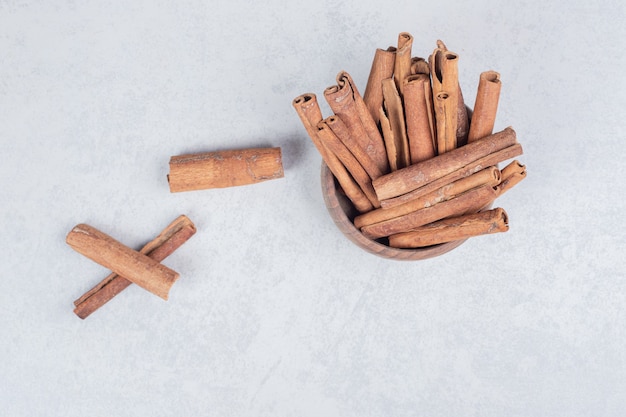 Palitos de canela sobre fondo blanco.