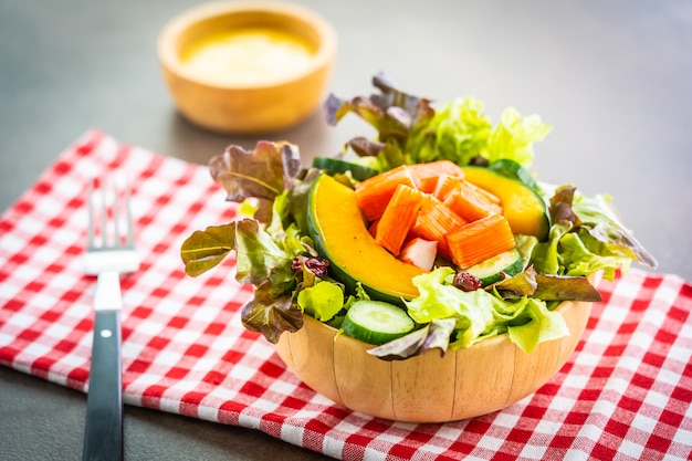 Palitos de cangrejo con ensalada de verduras frescas