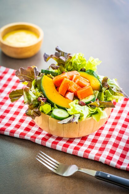 Palitos de cangrejo con ensalada de verduras frescas