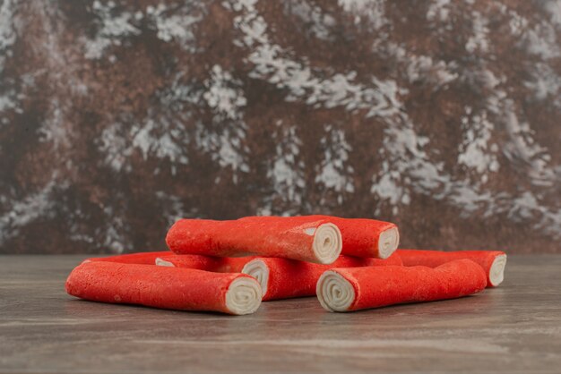 Palitos de cangrejo sabroso en la mesa de mármol.