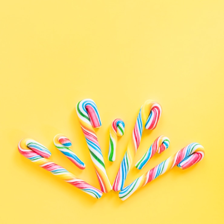 Foto gratuito palitos de caramelo colorido