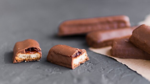 Palitos de chocolate con galletitas y relleno de gelatina.