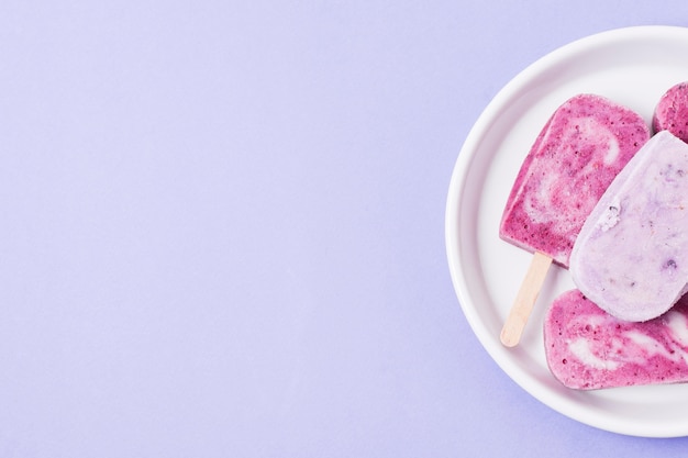 Palitos de helado en un plato con espacio de copia