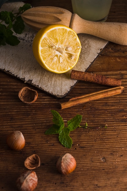 Palitos de limón y canela de cerca