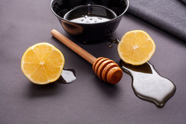 Palitos de miel y rodajas de limón con primer plano