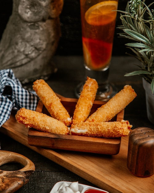 palitos de mozzarella fritos con té helado