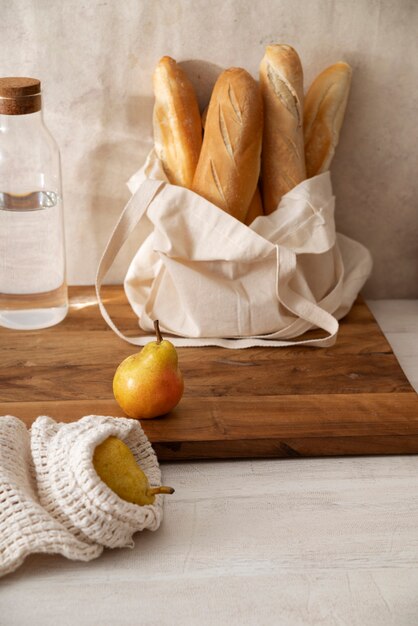 Palitos de pan de ángulo alto en bolsa ecológica